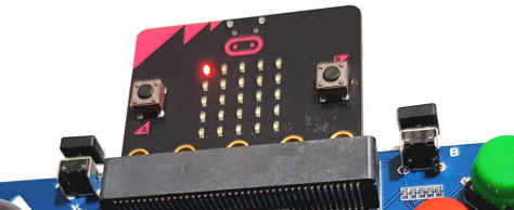 לוח micro:bit בתוך לוח ג'ויסטיק